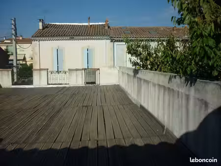 2 pièces climatisées avec terrasse et parkings hors centre ville