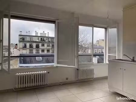 location studio meublé versailles