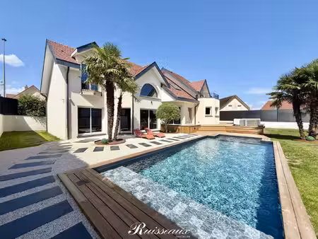 maison de luxe à vendre dans le quartier vieux village