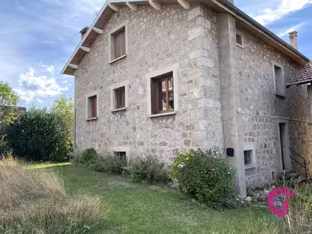 maison en pierre au coeur de dunières avec garage et jardin!