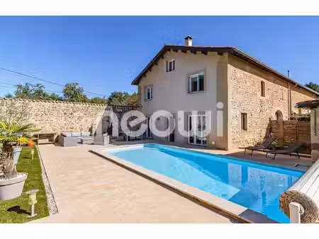 ancien corps de ferme rénové avec piscine