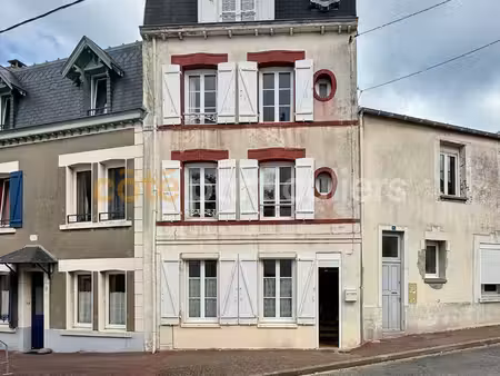 maison de ville à rénover entièrement 64m2.centre-ville de granville