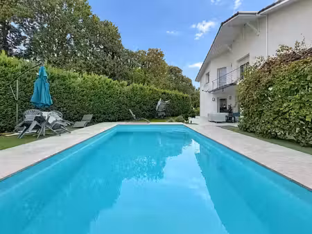 maison familiale avec piscine et garage à mées