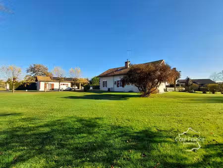 propriété de 240 m2 avec deux habitations  dépendance  pisci