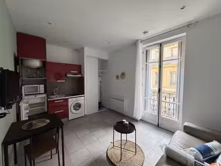 studio renove cote joliette avec balcon