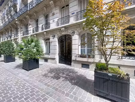 rez-de-chaussee sur passage privé.