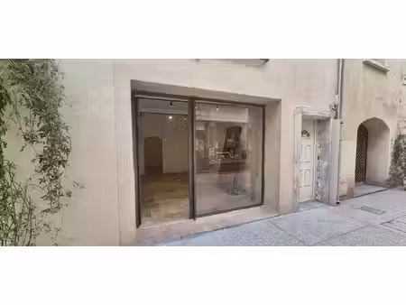 lunel local commercial avec vitrine entierement renove dans