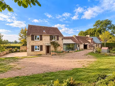 maison de pierre 3 chambres  dépendances sur 3100m²
