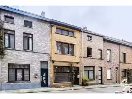 maison de ville économe en énergie avec jardin verdoyant