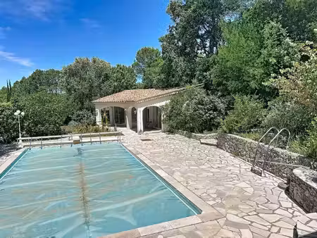 villa de charme dans un écrin de verdure avec piscine