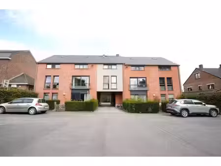 rez-de-chaussée avec terrasse et parking !