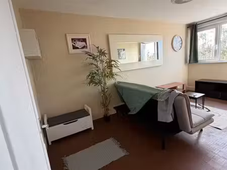 loue appartement/studio meublé face au port