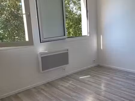 loue studio 18m²  pontoise dans résidence calme  2mn à pied gare  bus et commerces