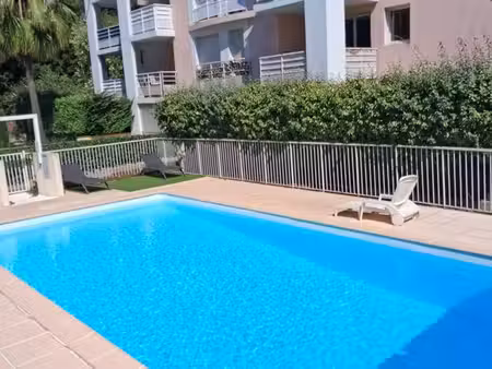 t2 meublé avec piscine terasse et parking à saint laurent du var
