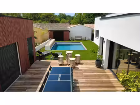 maison contemporaine de standing avec piscine et grand garage