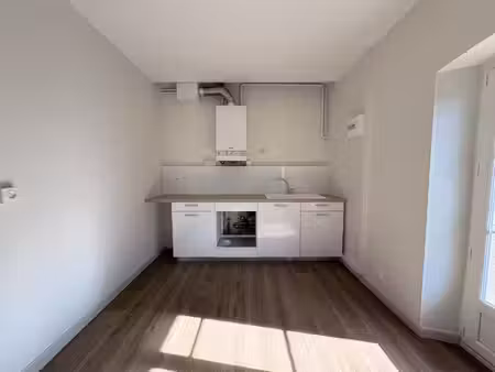 f3 1er gauche avec balcon