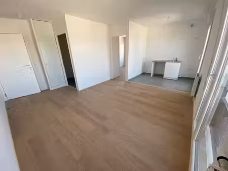 appartement nanteuil les meaux f2 dans résidence récente avec parking privé et balcon