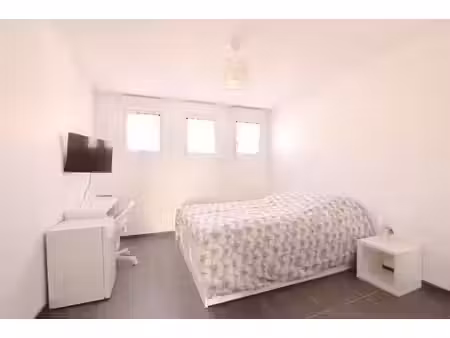 chambre meublée avec salle d'eau privative coliving à pess