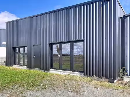 local d'activité d'environ 270 m² à vendre à saint-jean-de-beugné - proximité autoroute