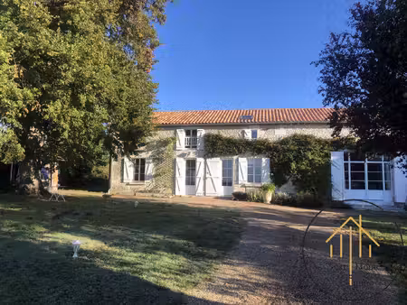 maison ancienne rénovée avec jardin arboré et fleuri