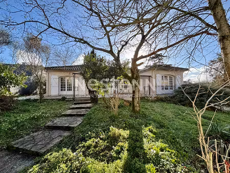vihiers ? maison de plain-pied avec 1 000 m² de terrain  3 chambres - d6011