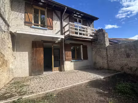 maison de village t3 rénovée  avec balcon  terrasse et jardin