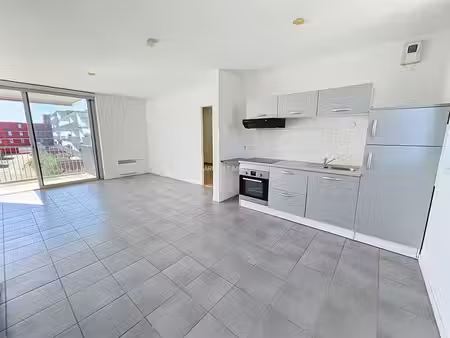 appartement t2 au dernier etage  lumineux  au calme et traversant