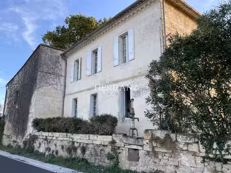 maison en pierre de caractère avec dépendances et jardin arb