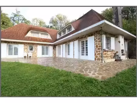 grand domaine avec maison d architecte 300m2 sur 10 hectares