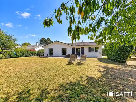 maison de plain-pied de 130 m2  3 chambres  terrain de 916 m2