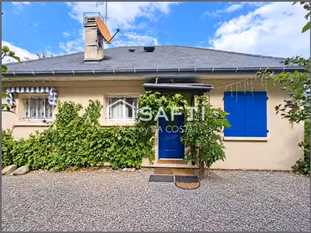 maison avec vue dégagée  jardin arboré et espaces en rez-de-jardin