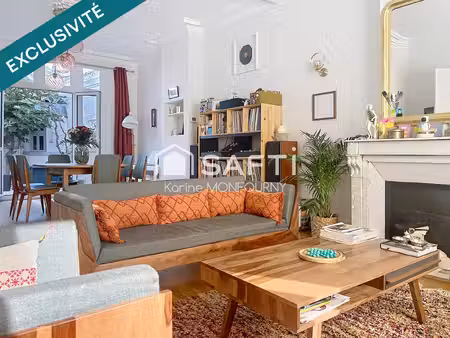 très belle maison avec grand garage  espace extérieur situé en centre ville
