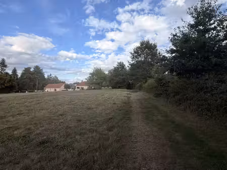 terrain constructible à deux pas du lac d'eguzon de 2178m2