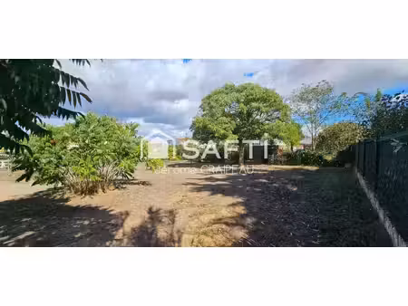 terrain constructible d’environ 500 m² – emplacement calme.