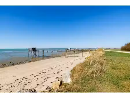 discrète contemporaine à deux pas de la plage et des carrelets