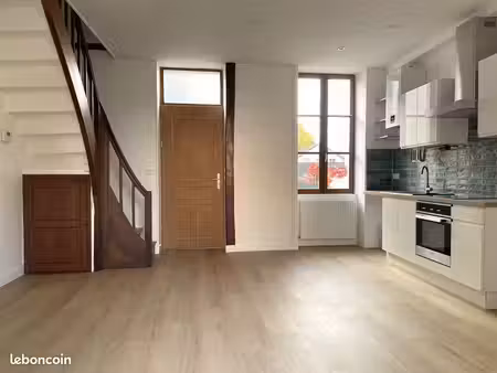 maison rénovée en centre-ville avec une cour