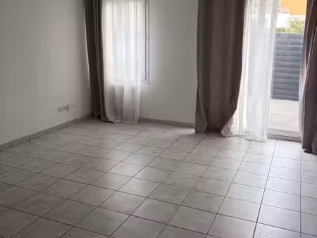 f2 avec terrasse libre