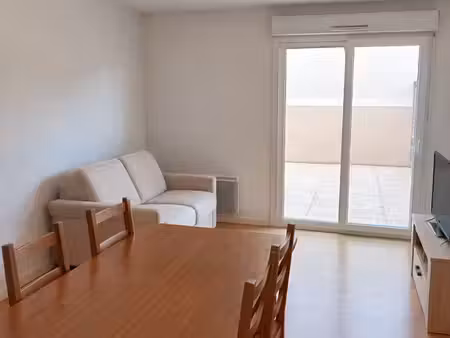 à louer : appartement t2 de 41 5 m² en rdc + terrasse et parking sous-sol – saumur