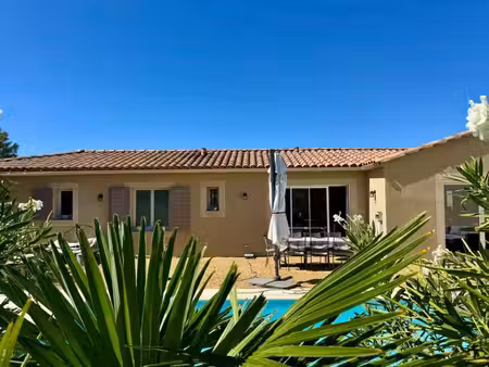 ensemble immobilier de caractère à malaucène : grande habitation de charme  hangar et dépe