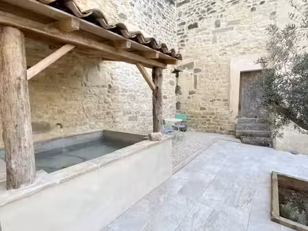 maison de village en pierre avec terrain et piscine.
