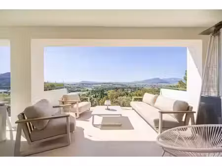 villa entierement renovee en position dominante vue mer et collines