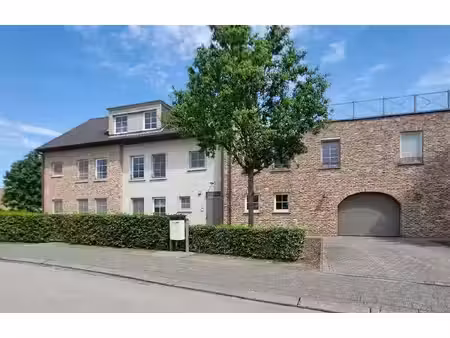 ruim en verzorgd appartement met 2 slaapkamers  terras en autostaanplaats in centrum itege