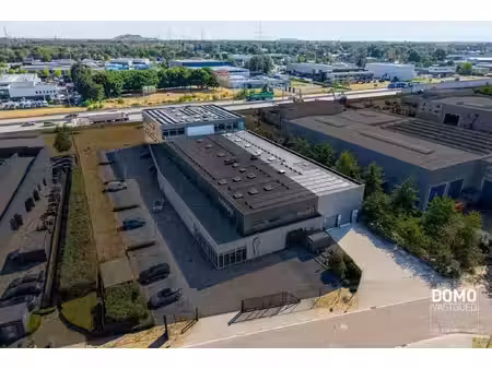 innovatieve ruimte met labo  logistieke voorzieningen en research & development in een eco