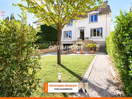 la campagne à la ville ! jolie maison de 118m2 habitables avec garage et cour dans le quar
