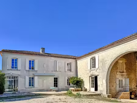 ancienne propriété viticole avec dépendances  alambic et piscine
