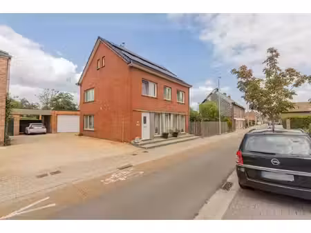 volledig gerenoveerde woning met zwemvijver en ruime garage