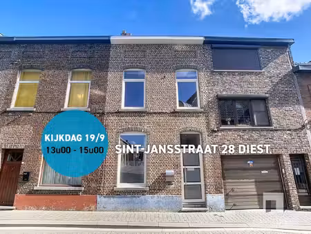 rijwoning met 2 slaapkamers en stadstuin op gunstige locatie