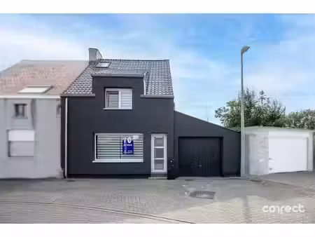 gerenoveerde ( 2026 ) halfopen bebouwing met ruime tuin  garage en 3 slaapkamers.