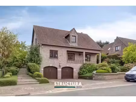 karaktervolle en ruime villa met 4 slaapkamers en twee badkamers met sterke bouwkwaliteit 
