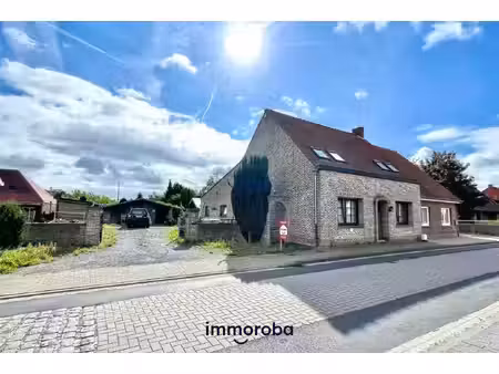goed gelegen  half open bebouwing op 1203 m² met 3 slaapkamers te zulte